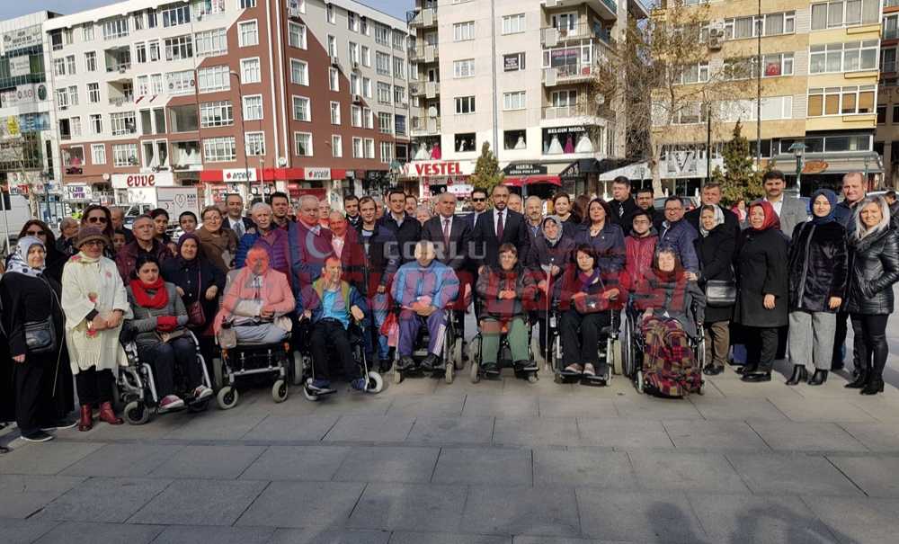 Atatürk Anıtına Çelenk Sundular