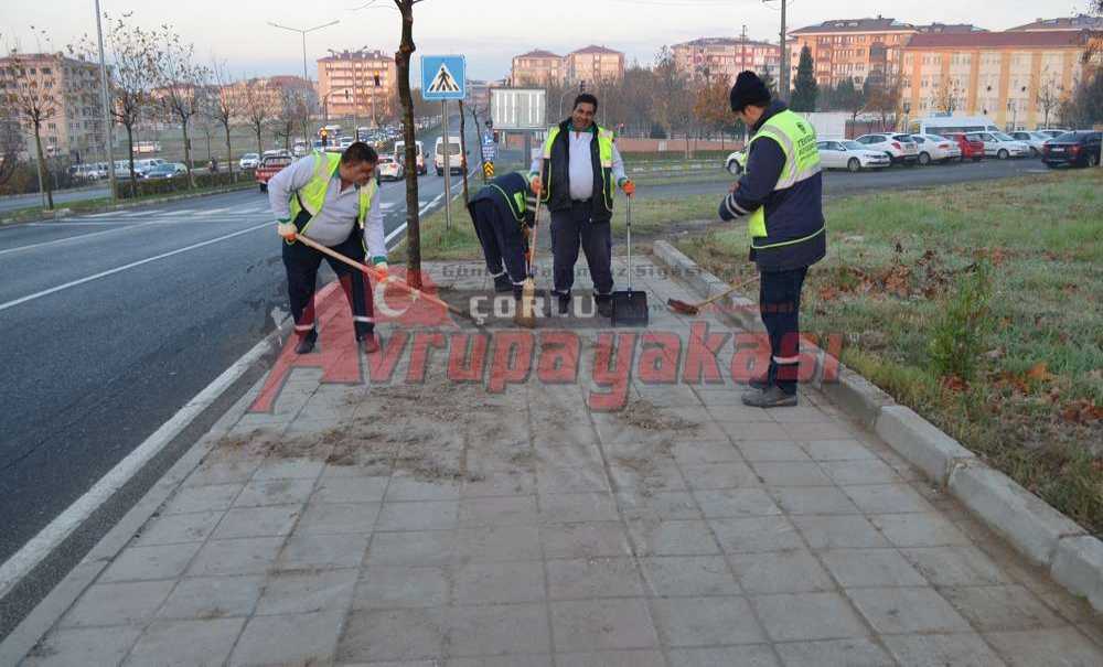 Büyükşehir Belediyesi Tarafından Kaldırımlar Temizleniyor