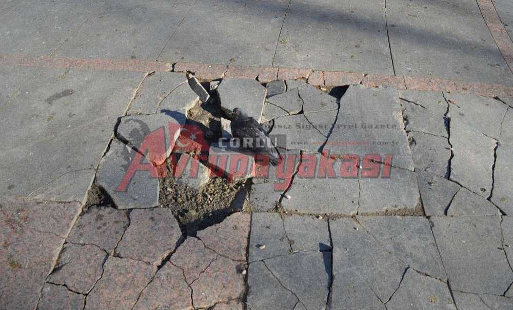 Cumhuriyet Meydanı Köstebek Yuvası Oldu