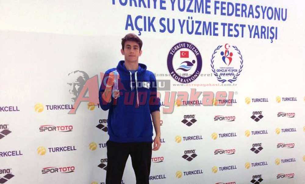 Çorlulu Yüzücülerden Derece