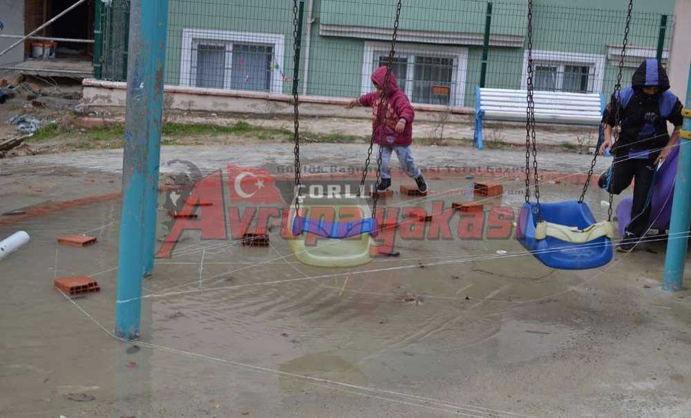 Karanfil Sokağındaki Park Su Altında