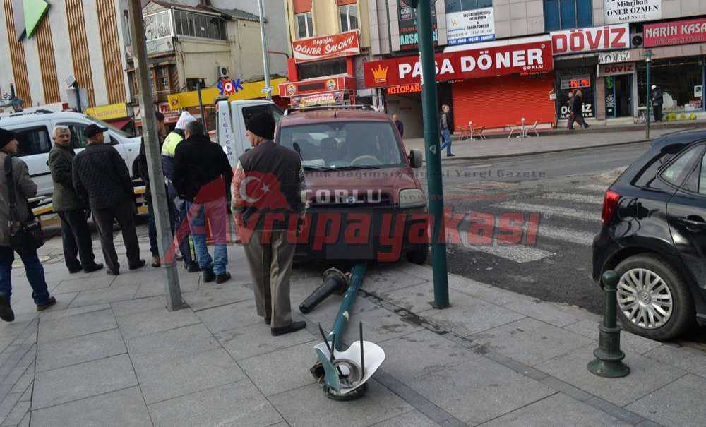 Trafik Kazasında Aydınlatma Direği Devrildi.