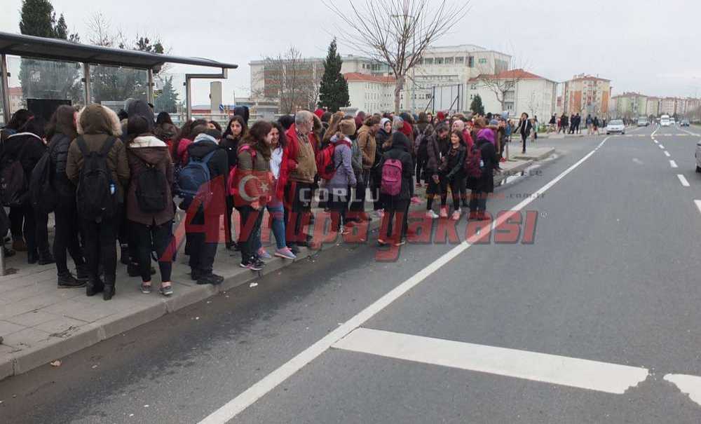 Öğrenciler Ve Vatandaşlar Isyan Ediyor