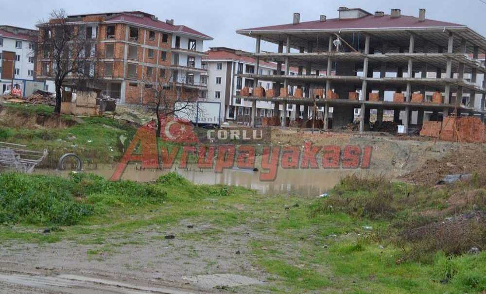 İnşaat Çukuru Gölete Döndü