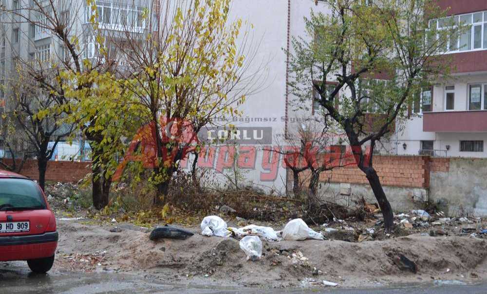 Arsa Enkaz Çöplüğüne Döndü