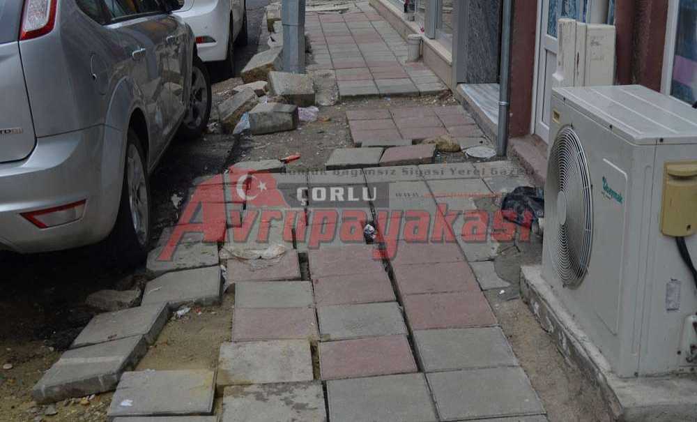 Kaldırımlar Çökmüş Durumda