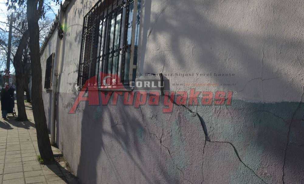 Okul Duvarında Korkutan Çatlaklar