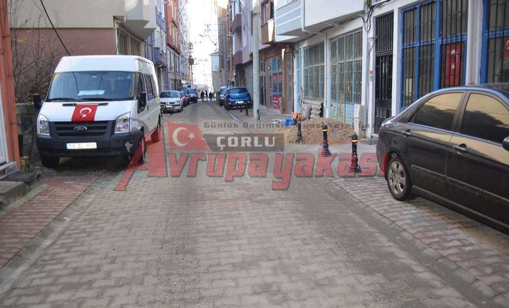 Kaldırımları Araçlar, Yolları Vatandaş Kullanıyor