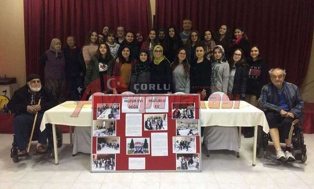 Gençlerden Duygulandıran Huzurevi Ziyareti