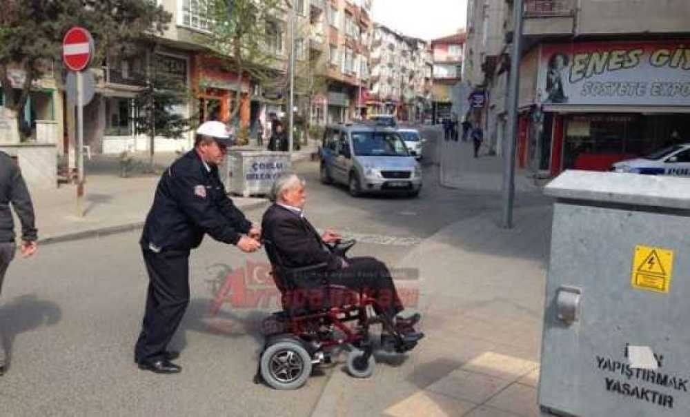 Trafik Polisinden Engelli Vatandaşa Yardım