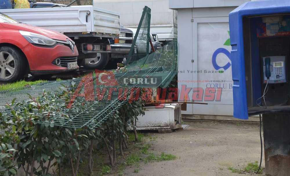 Belediye Oto Park'ındaki Çitler Sonunda Çöktü