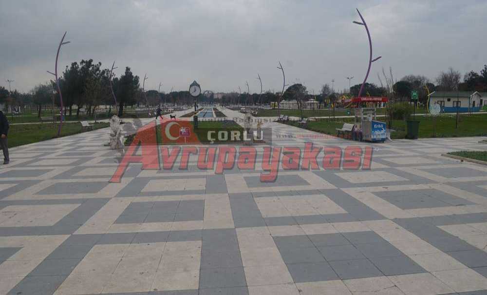 Cumhuriyet Parkı Temizliğiyle Örnek Oluyor