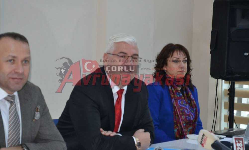 Yüksel'den Gazetecilere Kutlama