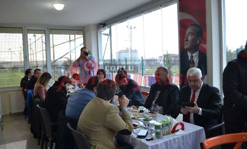 Yüksel'den Gazetecilere Kutlama