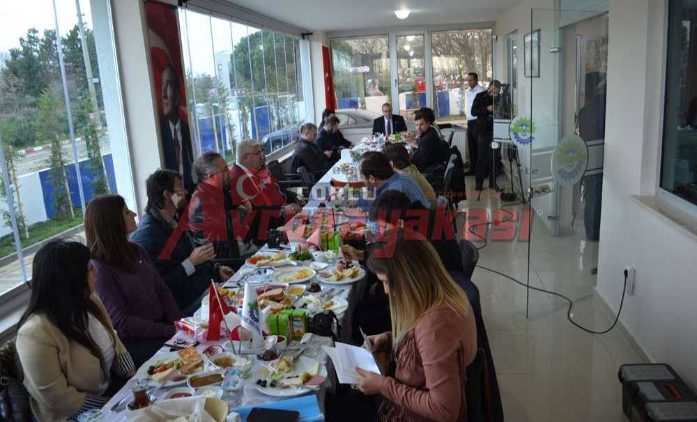 Yüksel'den Gazetecilere Kutlama