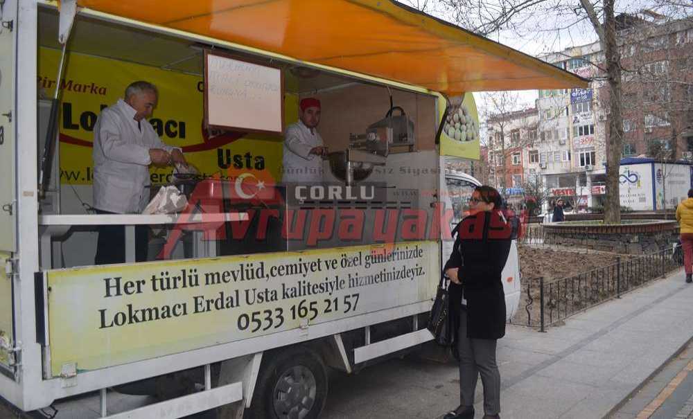 Babası İçin Lokma Dağıtıyor