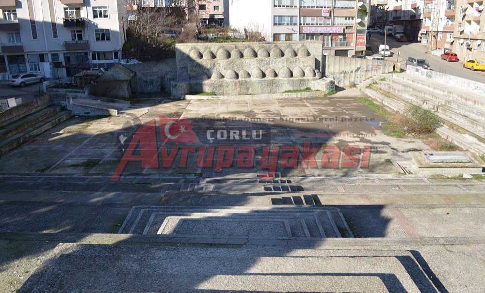 Amfi Tiyatro Kederine Terk Edildi