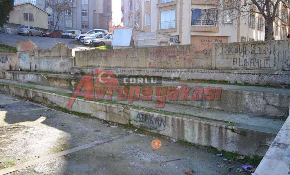 Amfi Tiyatro Kederine Terk Edildi