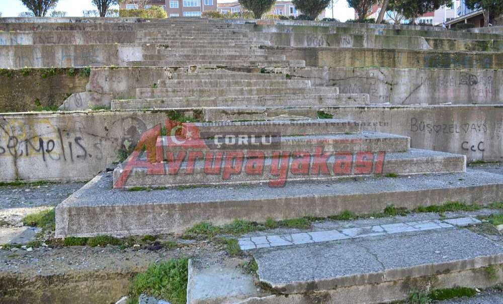 Amfi Tiyatro Kederine Terk Edildi