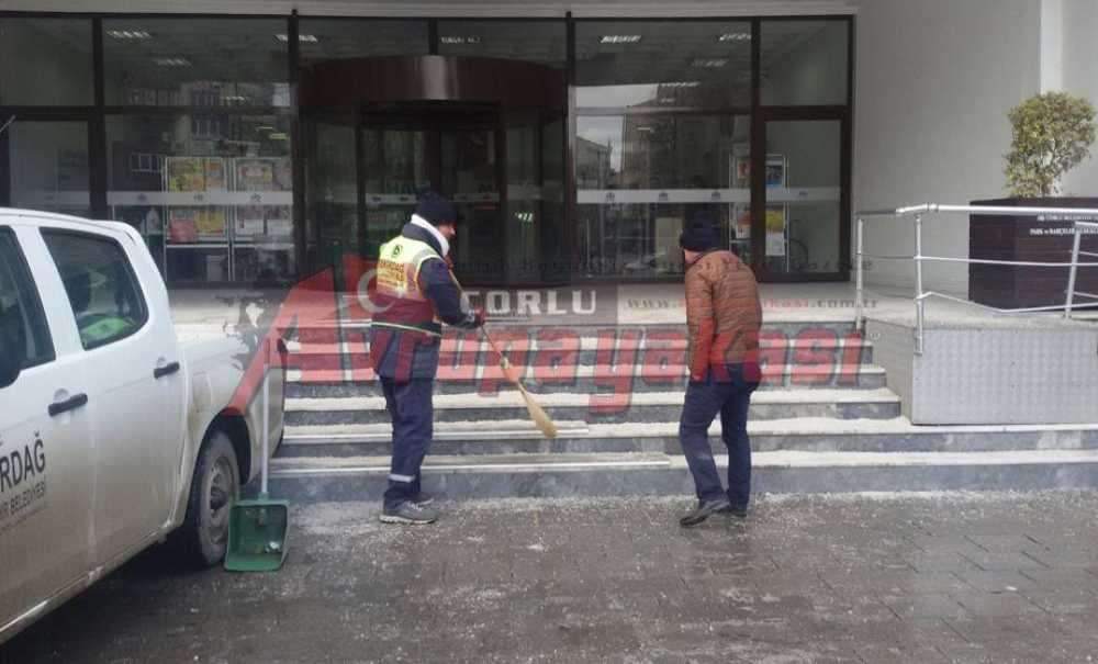 Çorlu Belediyesi Önünde Tuzlama Çalışması