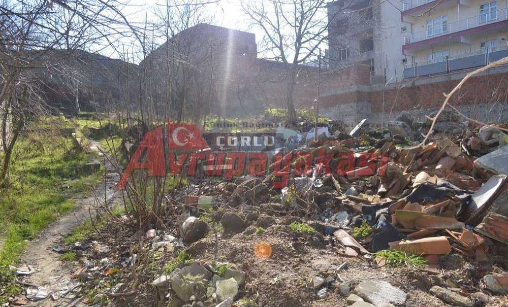 Mahalleli, Yetkililerden Çözüm Bekliyor