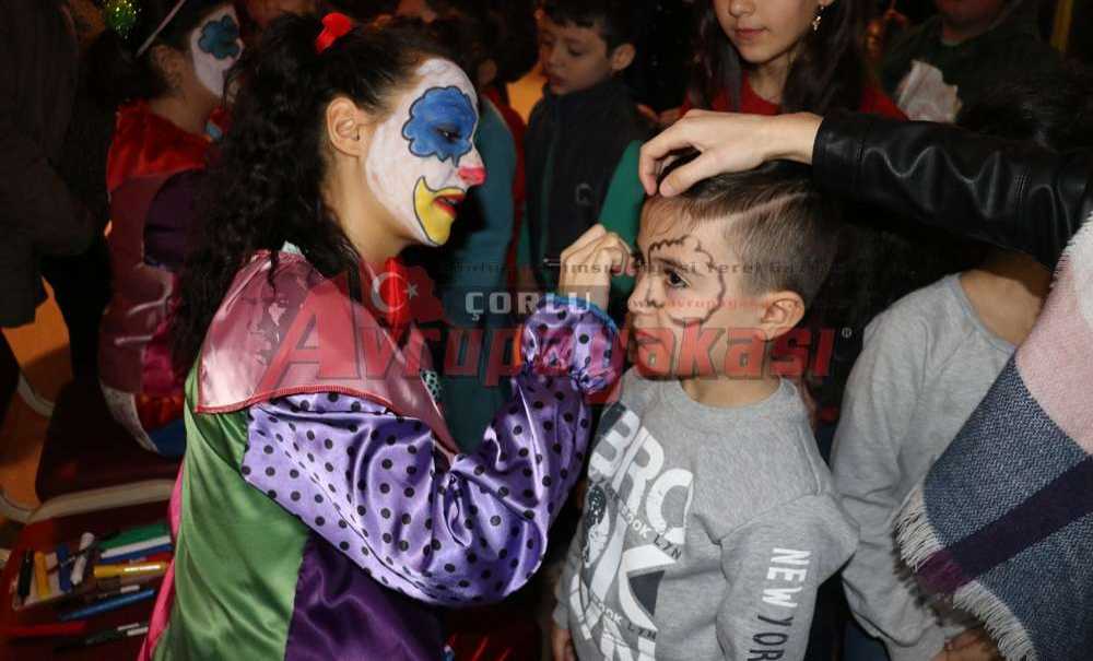 Ergene'de Çirkin Ördek Yavrusu Tiyatro Oyunu Sahnelendi