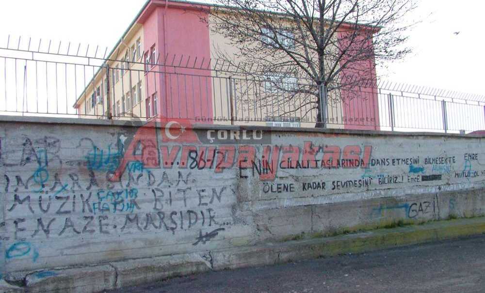 Duvar Yazıları Utandırıyor