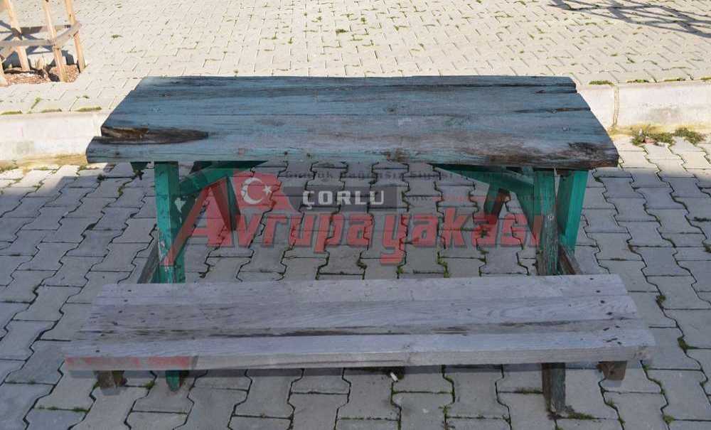 Caminin Bankları İçler Acısı