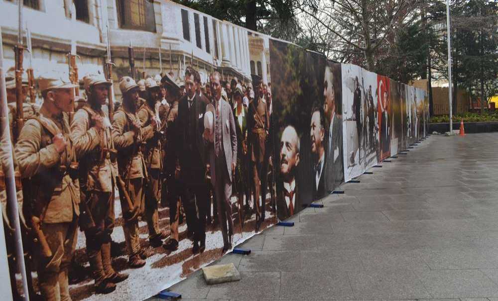 Atatürk Fotoğraflarıyla Süslendi