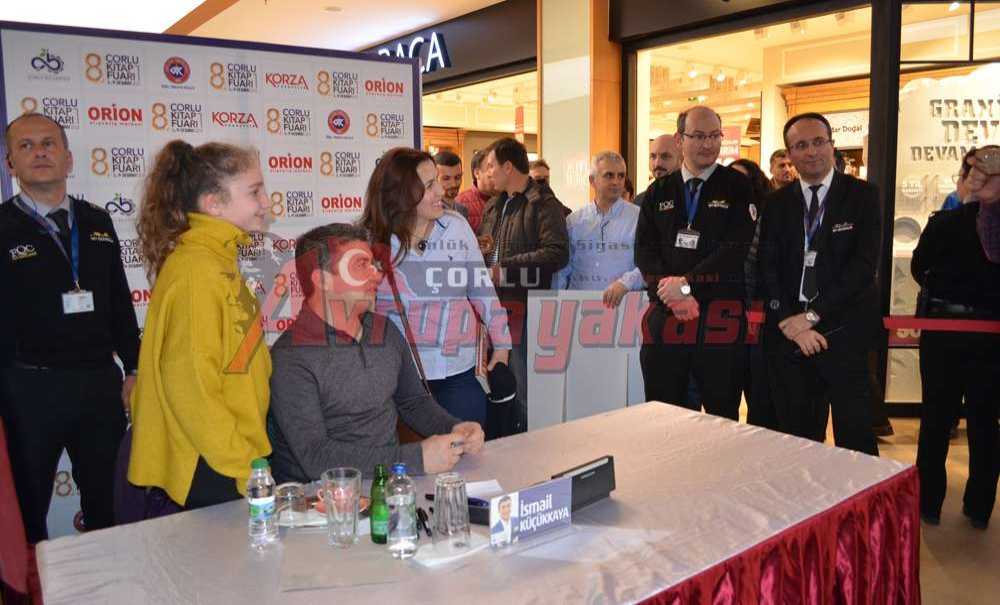 İmza Gününde Büyük İzdiham Yaşandı