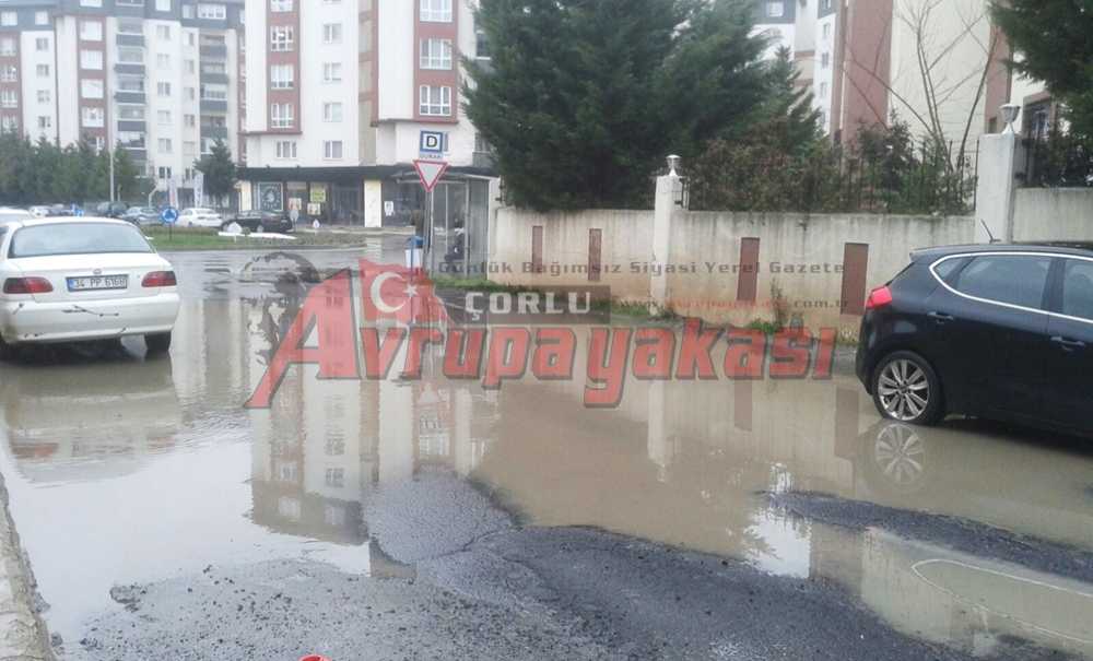 Yağmur Yağdı, Yolda Göletler Oluştu