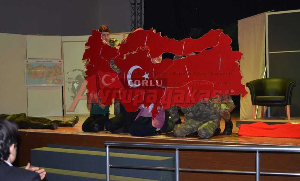 15 Temmuz'u Anlatan Oyun Sahnelendi