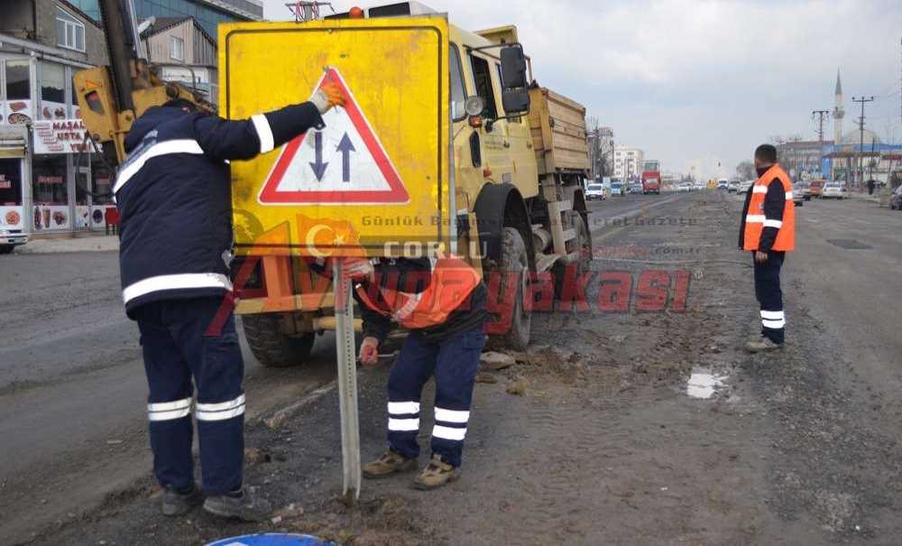 Levhalar Yapılıyor, Yol Aynı Durumda