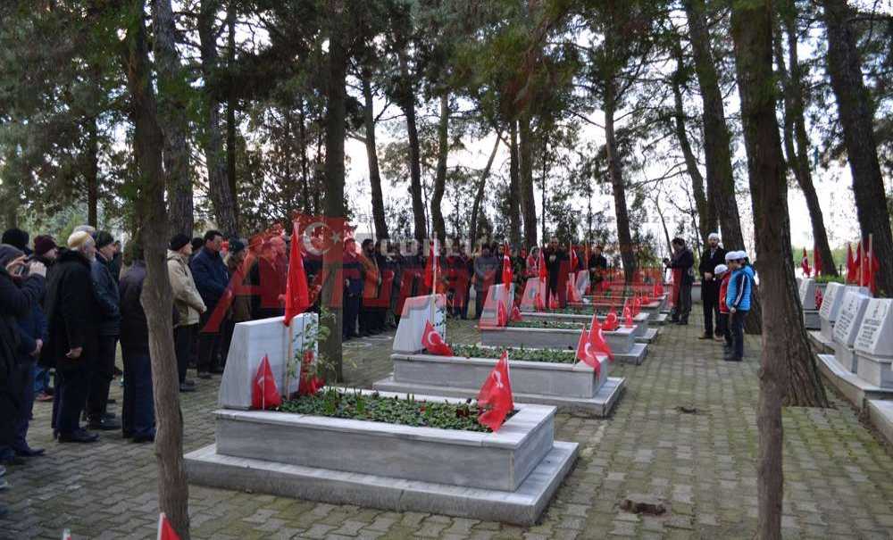 Şehitler Için Şehitlik'te Dua