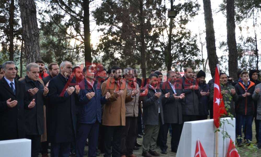 Şehitler Için Şehitlik'te Dua