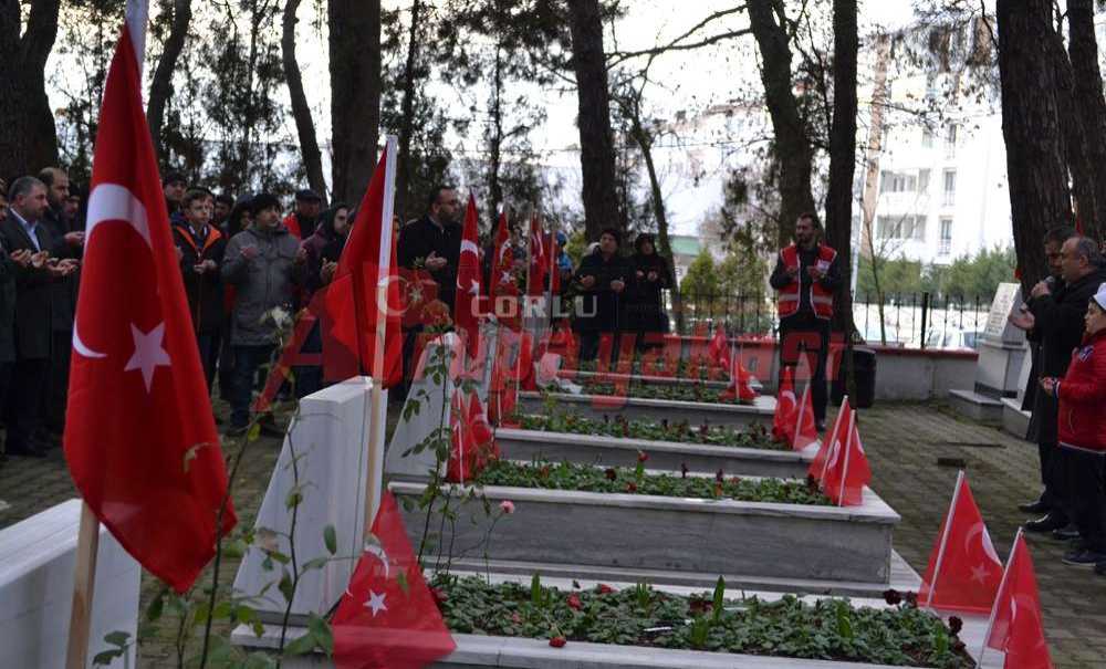 Şehitler Için Şehitlik'te Dua