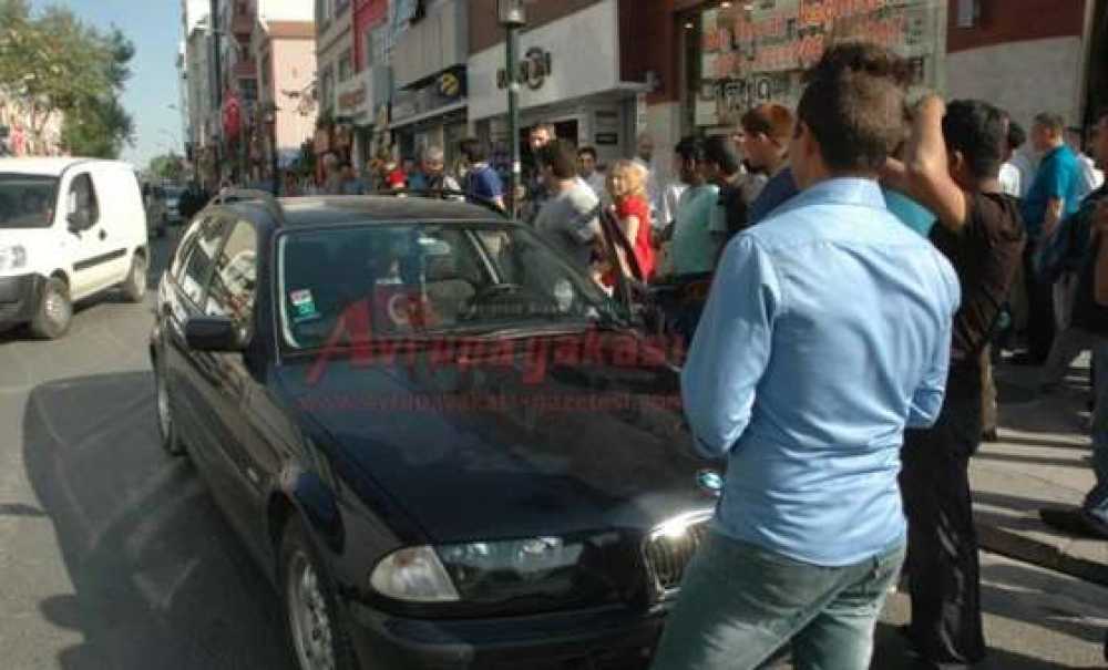 Yaya Geçidinden Geçen Yaşlı Adama Otomobil Çarptı