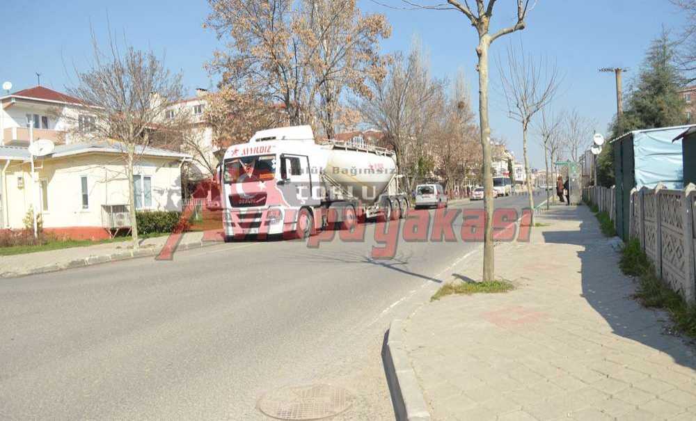 Mahalle Büyük Araçların Otoparkı Oldu