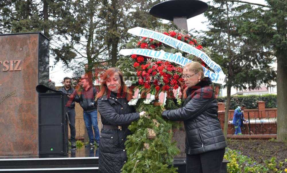 Yağmurun Altında Yarım Saat Beklediler