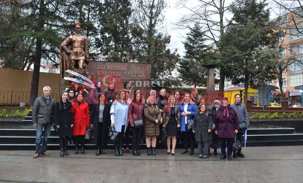 Yağmurun Altında Yarım Saat Beklediler