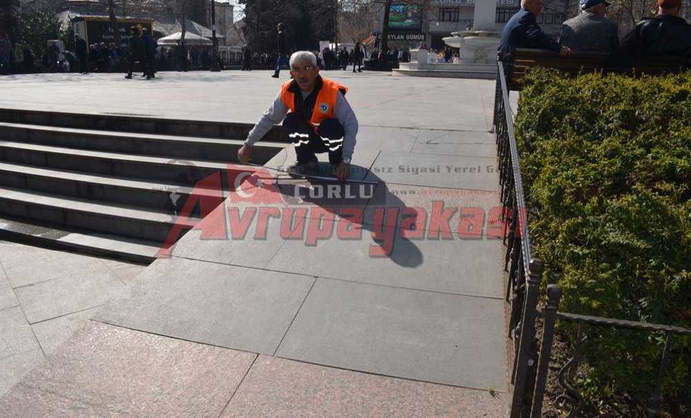 Cadde Üzerindeki Taşlar Yenileniyor