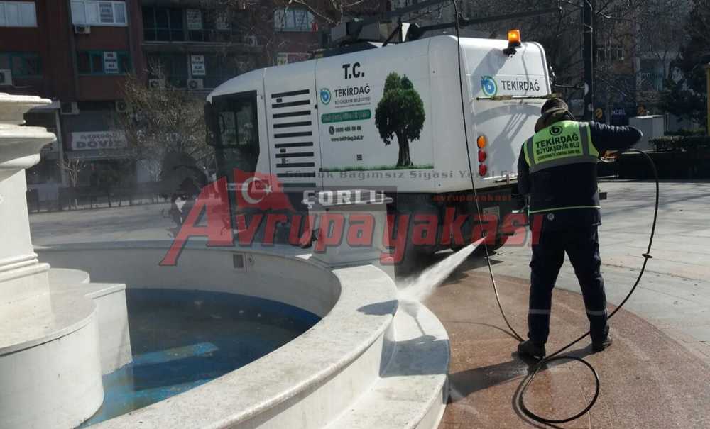 Cumhuriyet Meydanı A'dan Z'ye Temizlendi