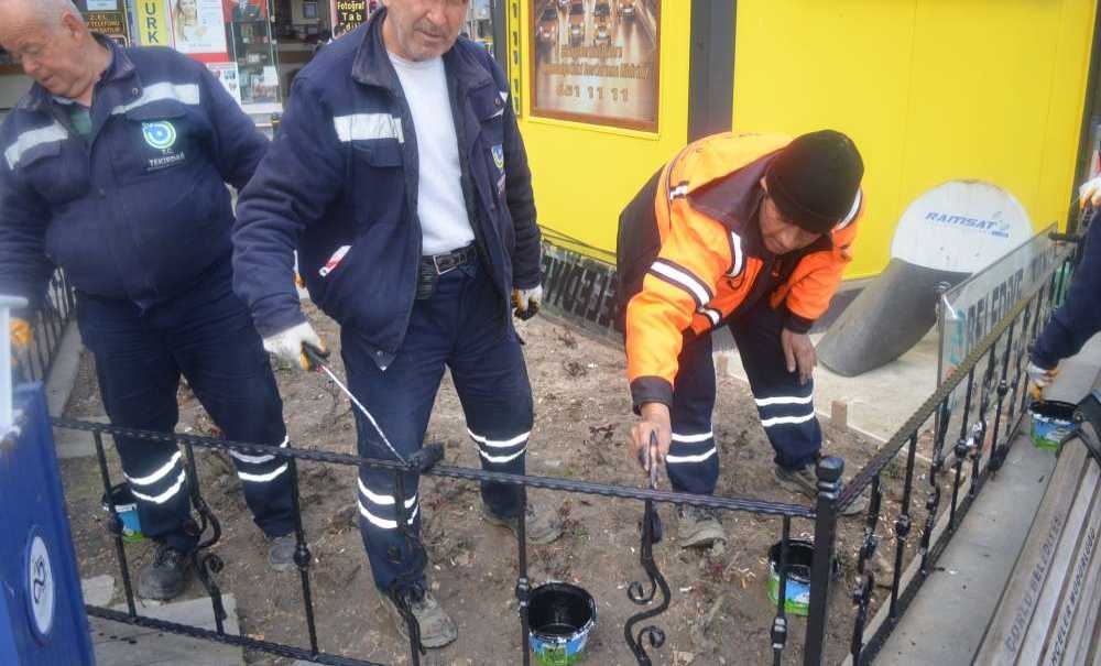 Cumhuriyet Meydanı'ndaki Korkuluklar Boyandı