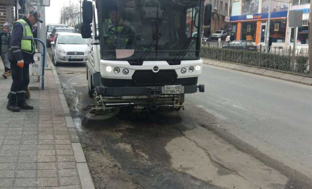 Etrafa Yayılan Benzini Belediye Ekipleri Temizledi