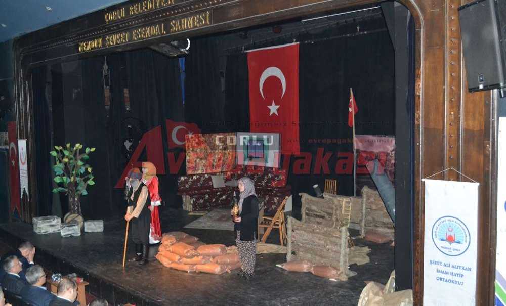 Şehitler İçin Duygulandıran Tiyatro