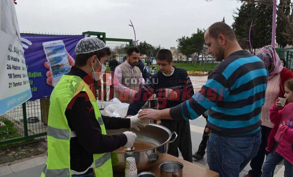 Parkta Şehitler Anısına Hoşaf Dağıtıldı