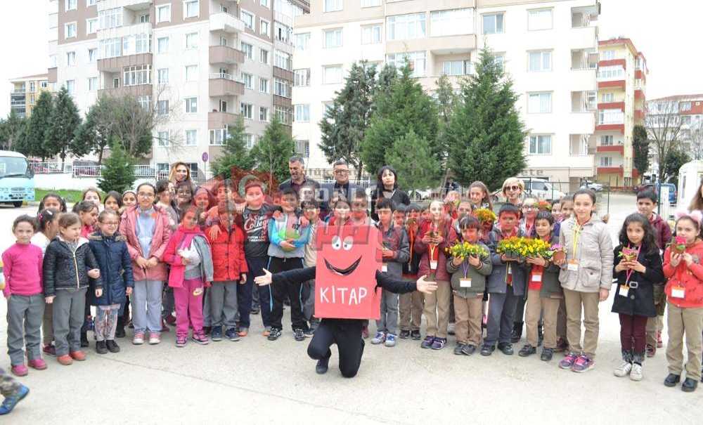 Öğrenciler Çiçek Dikti