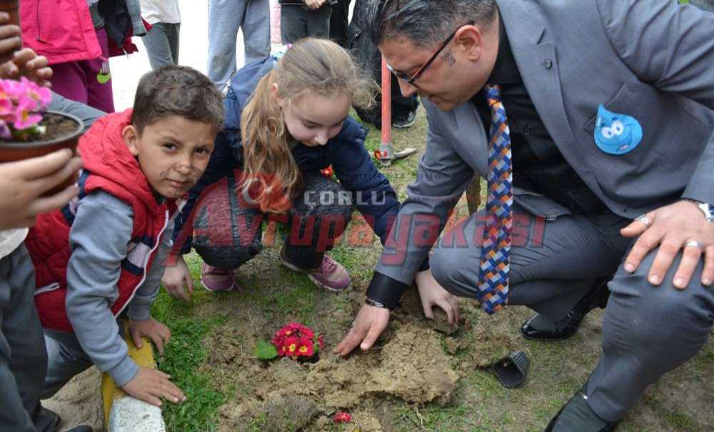 Öğrenciler Çiçek Dikti