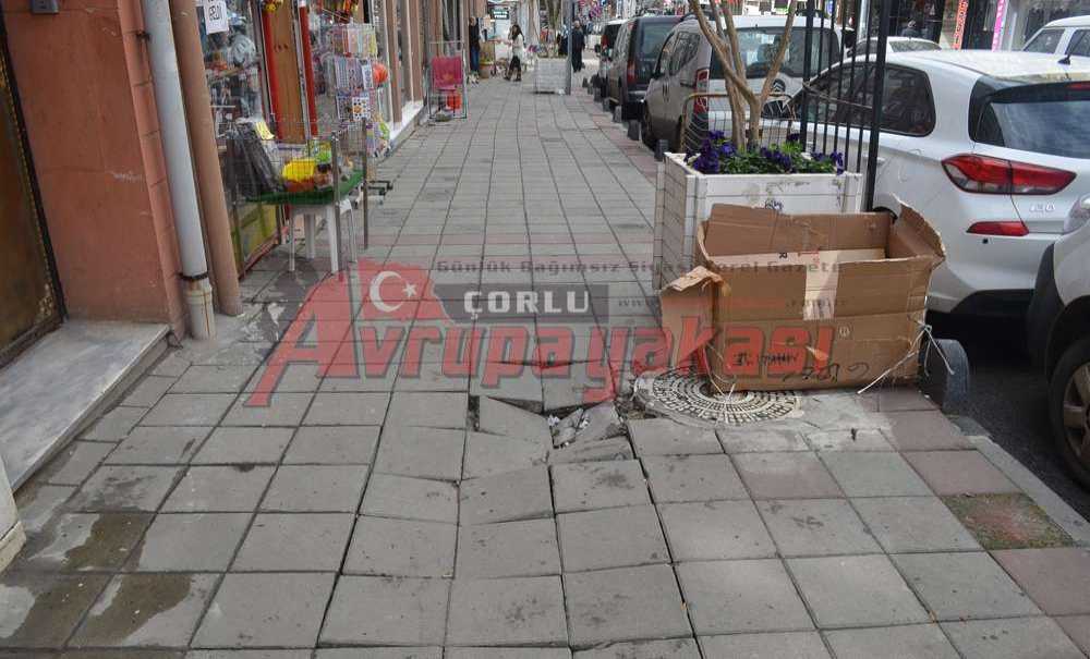 Kaldırım Yapboz Tahtasına Döndü