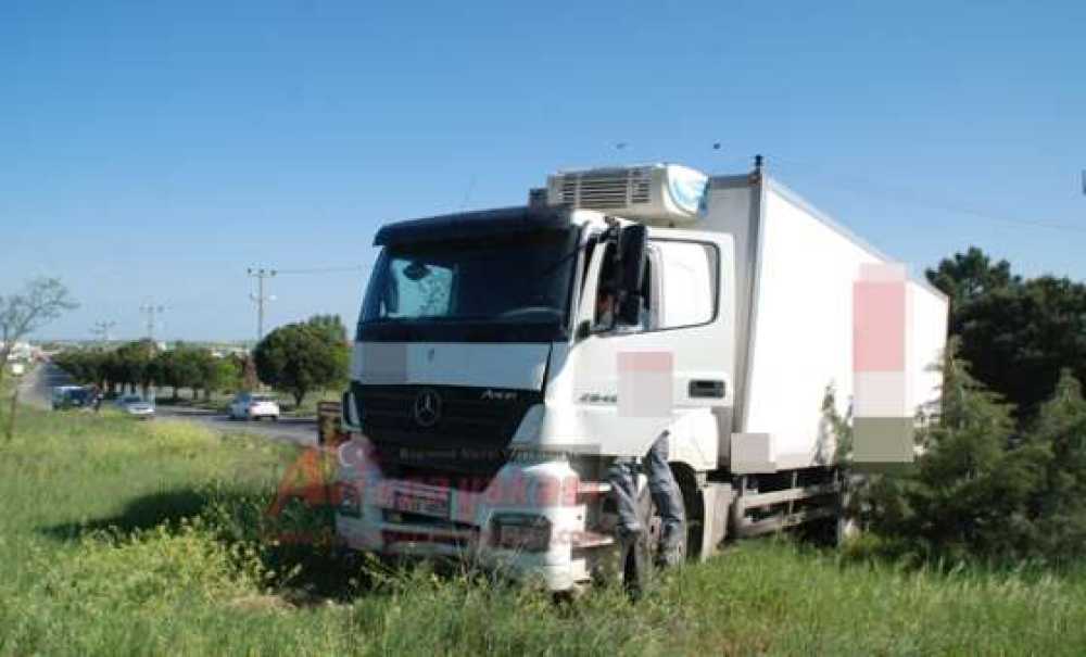 Kamyon Otomobili Biçti 2 Yaralı